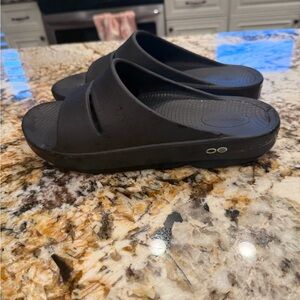 OOFOS OOmega OOahh M8/W10 Black Comfort Slides